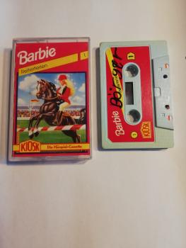 Barbie Kiosk Folge 1 Reiterferien Weiß mit Pinken Aufkleber (Der Grüne Punkt) MC-Label Seite 1 beschrieben